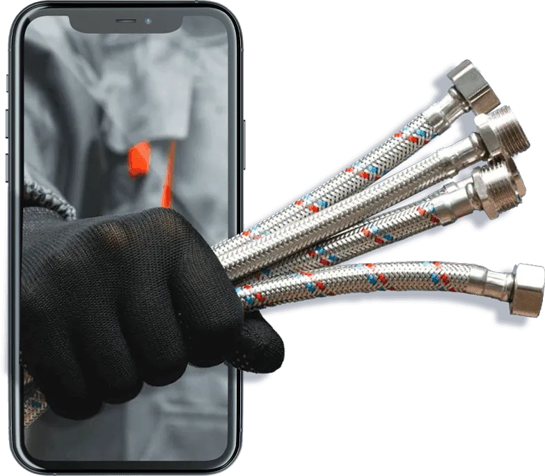 Mano di un idraulico esce da un cellulare con tubi idraulici